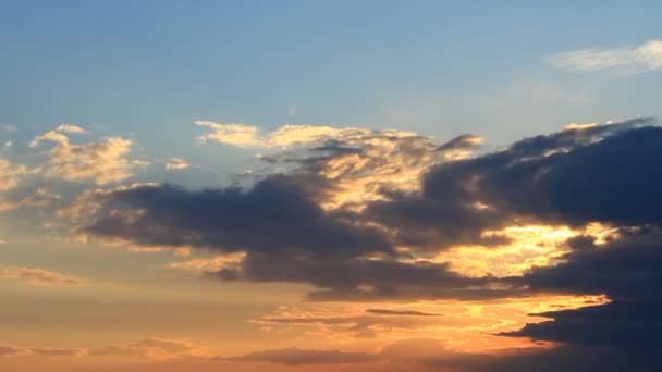 Zeitraffer Sonnenuntergang mit orangen, blauen, grauen, geschwollenen Wolken  - Filmmaterial, Video