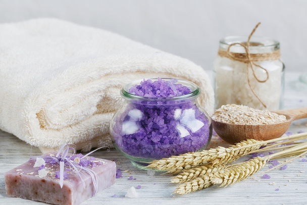 Natural handmade soap, sea salt, towel, oat flakes and wheat ear - Foto, Bild