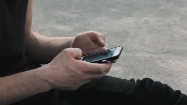 szúró telefon használ szabadtéri közelről - Felvétel, videó