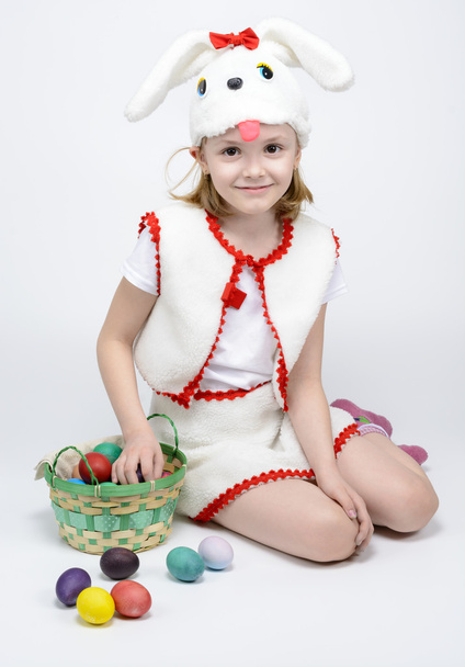 Chica en traje de conejo con una cesta de huevos de Pascua
 - Foto, Imagen