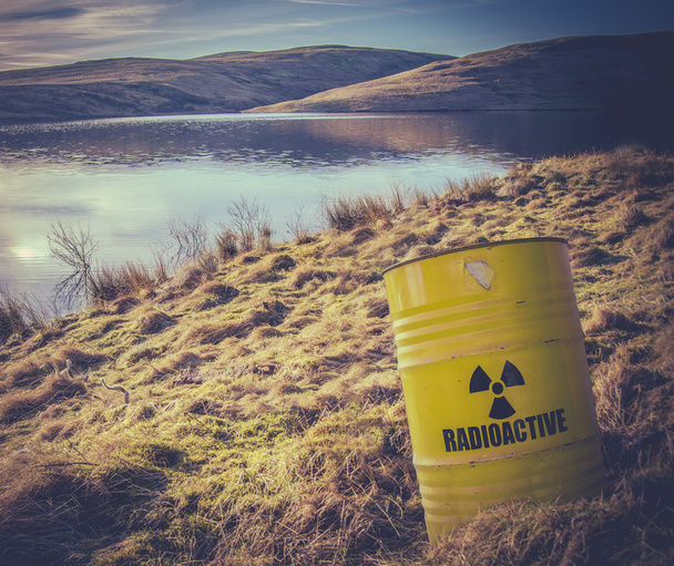 Radioaktiver Abfall in der Nähe von Wasser - Foto, Bild