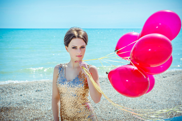 mulher com balões no mar
 - Foto, Imagem