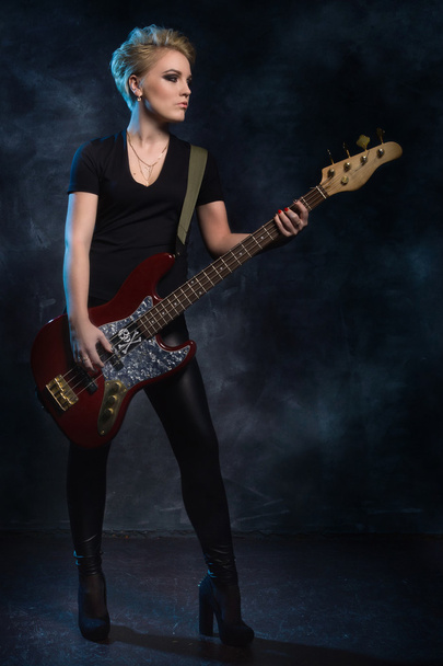 Рок-звезда играет на бас-гитаре
 - Фото, изображение