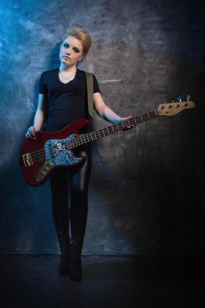 Rocková hvězda hrající basová kytara - Fotografie, Obrázek