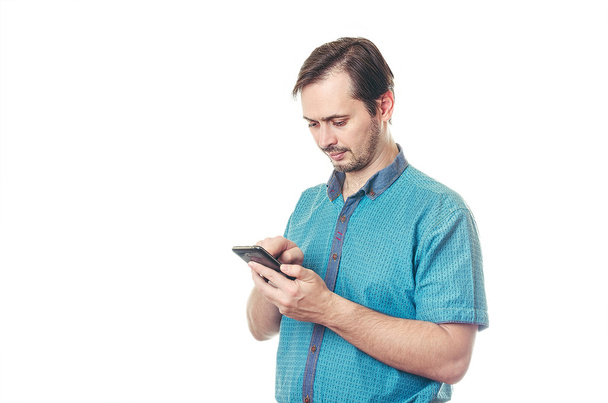 O homem com barba escreve a mensagem no telefone
 - Foto, Imagem
