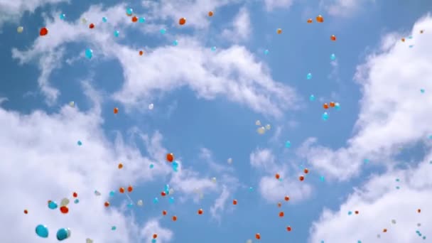 Monet punaiset, valkoiset, siniset ilmapallot lentävät kauniilla pilvisyydellä taivaalla. Venäjän kansallisen lipun värit
 - Materiaali, video