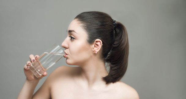junge Frau trinkt Wasser aus dem Glas - Foto, Bild