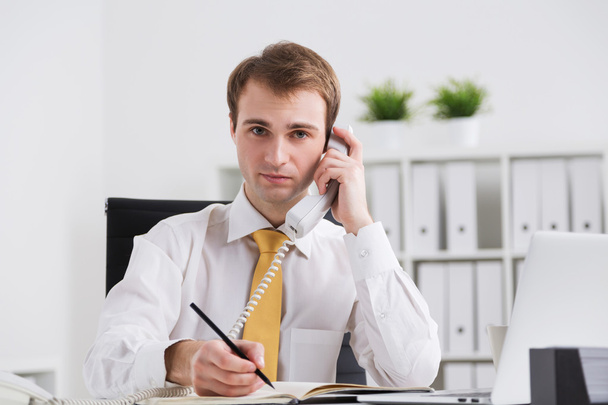 Businessman speaking on phone - Foto, afbeelding