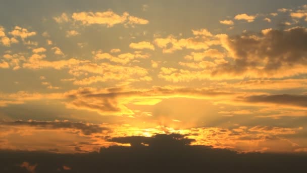 Timelapse zachód słońca z żółtym bufiasty chmury - Materiał filmowy, wideo