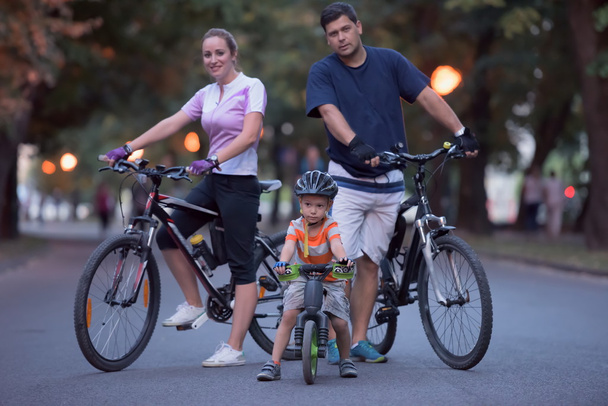 jong gezin met fietsen - Foto, afbeelding