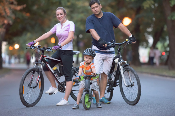 young family with bicycles - Фото, изображение
