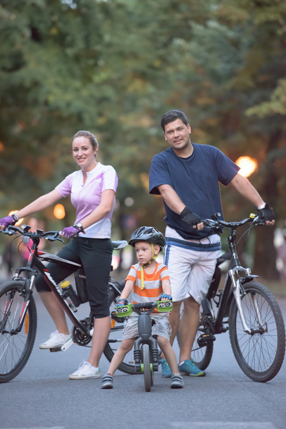jovem família com bicicletas
 - Foto, Imagem