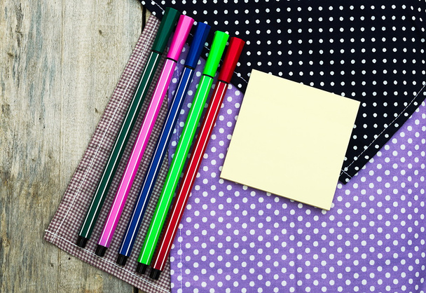 Farbstifte und Stift auf Holztisch siehe Ansicht von oben. - Foto, Bild