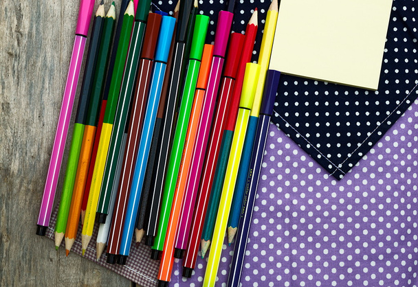 Crayons de couleur et stylo sur table en bois voir sur la vue du dessus
. - Photo, image