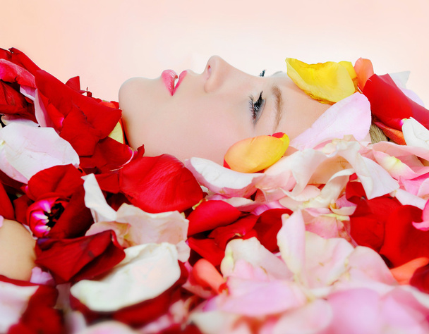 Beautiful blonde in rose petals - Φωτογραφία, εικόνα