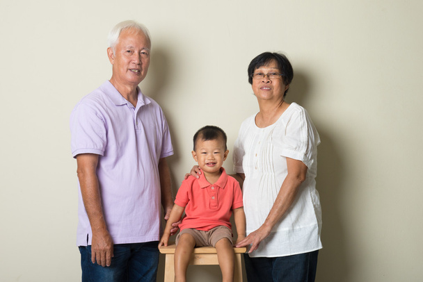 Retrato de abuelos chinos con nieto
  - Foto, Imagen