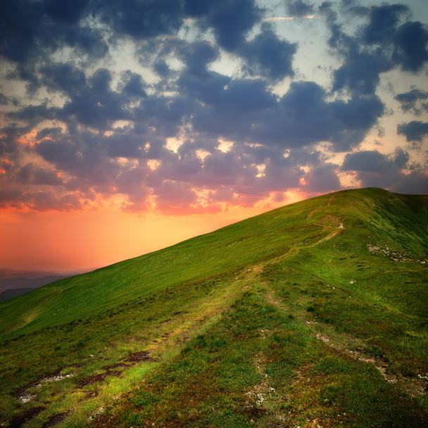 Hill s cestou a mraky na obloze - Fotografie, Obrázek