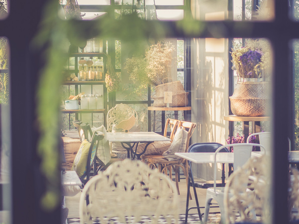 Милый ресторан с видом на кафе через окно; винтажный фильтр
 - Фото, изображение