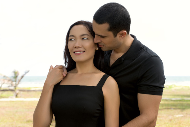 Portret szczęśliwy interracial para zakochani zewnątrz - Zdjęcie, obraz