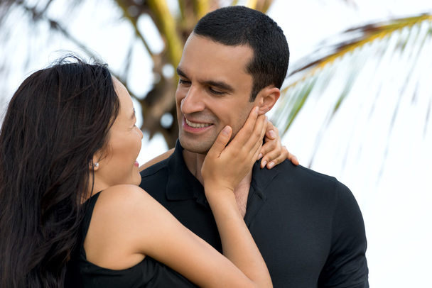 Portrait de couple interracial heureux en plein air amoureux
 - Photo, image