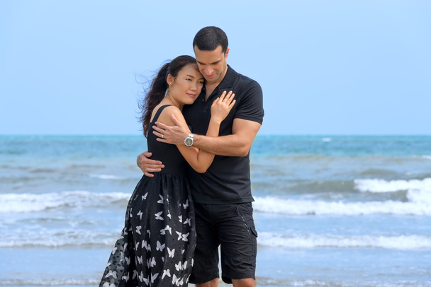 Happy romantic interracial  couple  on beach - Foto, afbeelding