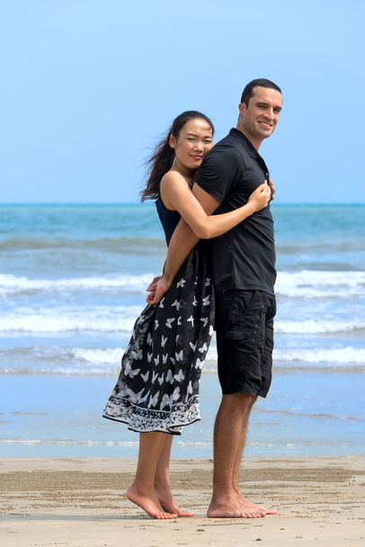 ビーチで幸せな異人種間のカップル - 写真・画像