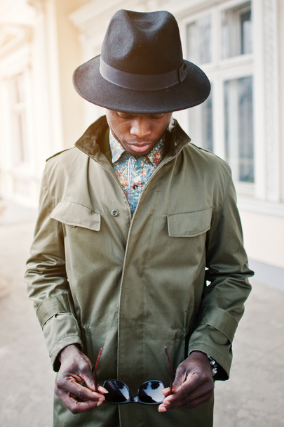 Fashion portrait of black african american man on green coat clo - Foto, afbeelding