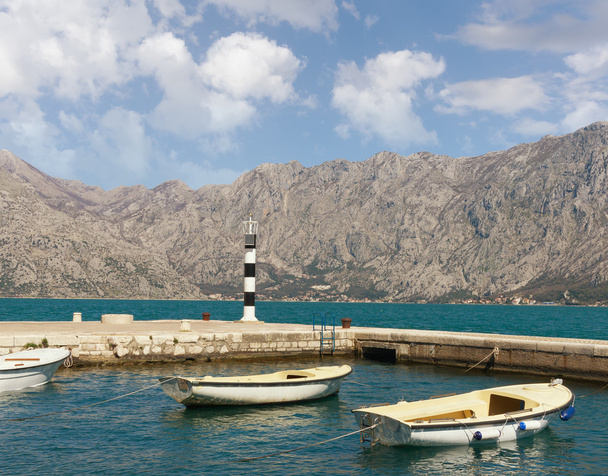 Baai van Kotor in de buurt van de stad Prcanj. Montenegro - Foto, afbeelding
