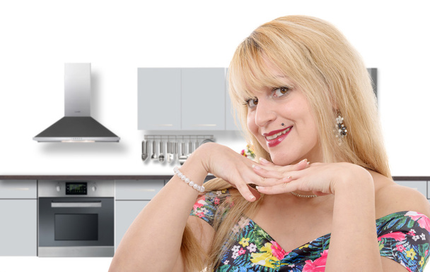 Modern mutfakta gülümseyen genç ev kadınının portresi. - Fotoğraf, Görsel