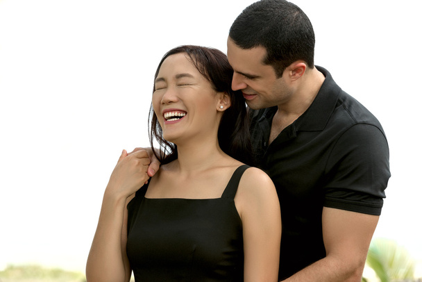 Portret szczęśliwy interracial para zakochani zewnątrz - Zdjęcie, obraz