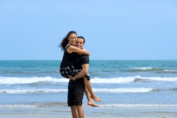 Boldog interracial pár élvezi a strandon - Fotó, kép