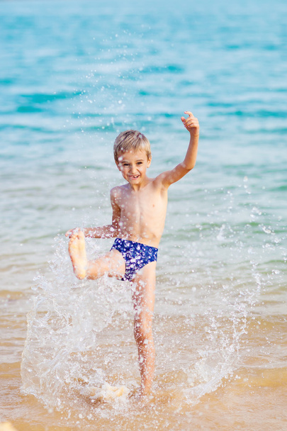 glücklicher Junge im Meer - Foto, Bild