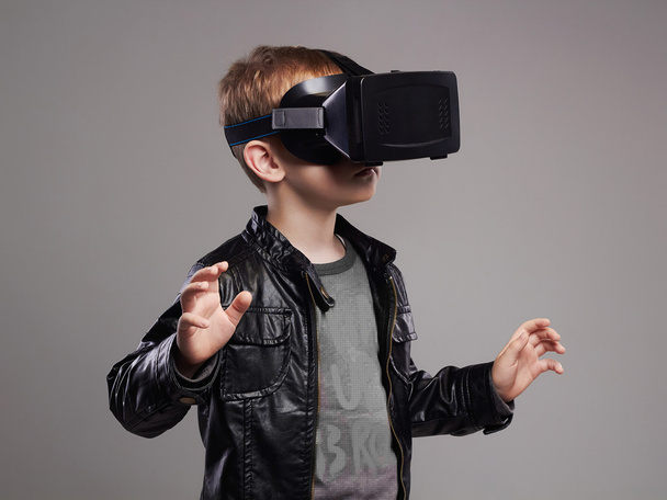 menino em óculos de realidade virtual
 - Foto, Imagem