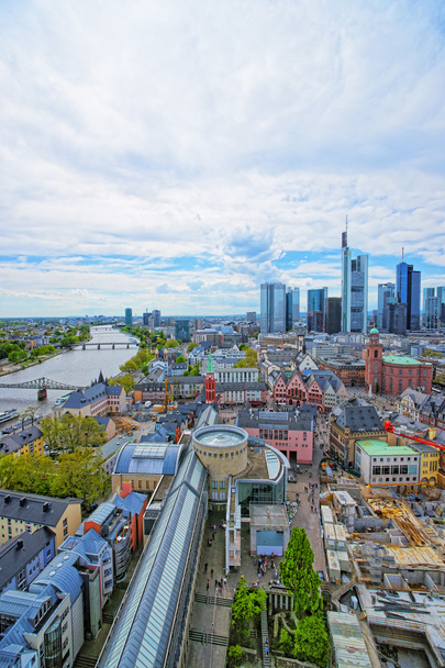 Panoraamanäkymät Frankfurtin horisonttiin ja Romerbergin kaupungintalon aukiolle
 - Valokuva, kuva
