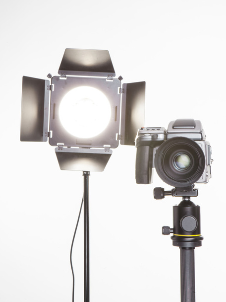 telecamera proffesionale di medio formato e lampada da studio con porte fienili
 - Foto, immagini