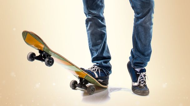 Скейтер людина з схрещеними руками
 - Фото, зображення