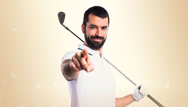 Golfista apuntando al frente
 - Foto, Imagen