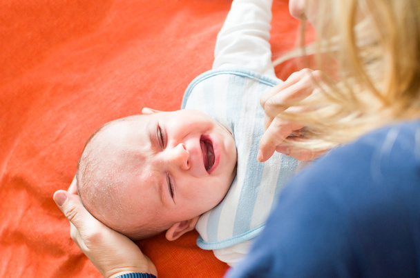 inconsolable grito infantil madre consola recién nacido
  - Foto, imagen