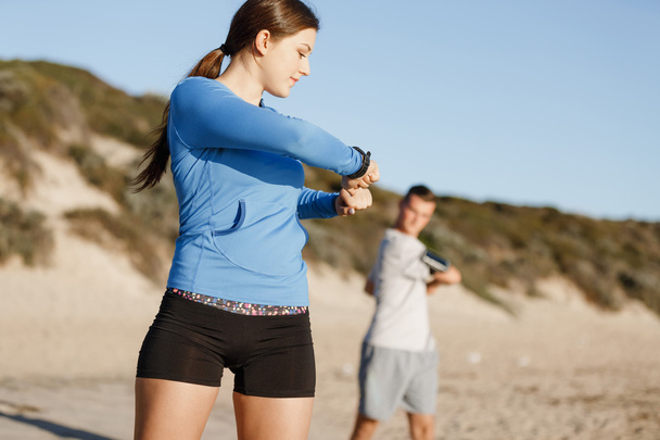 Молода пара на пляжі тренується разом
 - Фото, зображення