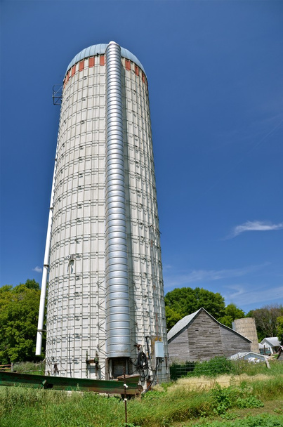 Grand silo vide sur un parc d'engraissement
 - Photo, image