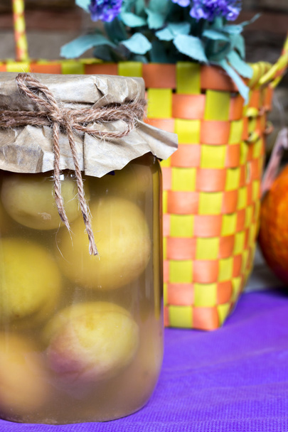 vaso di albicocche decorato, frutta in scatola, cesto di paglia in cucina eco
 - Foto, immagini