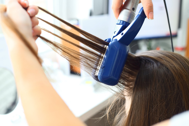 Hajegyenesítő segítségével fodrász frizura modellek . - Fotó, kép