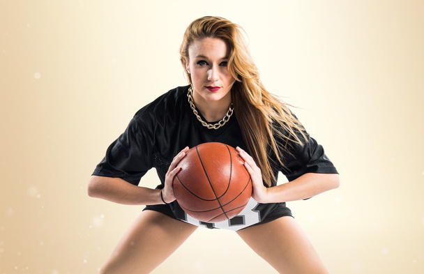 Bionda bella donna che gioca a basket
 - Foto, immagini