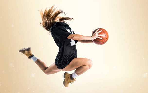 Donna che salta e gioca a basket
 - Foto, immagini
