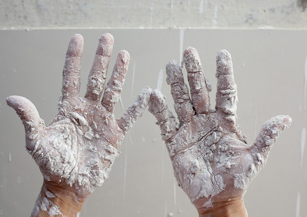 Astist plastering man hands with cracked plaster - Foto, Imagem