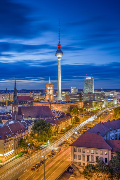 Berlin skyline au crépuscule pendant l'heure bleue, Allemagne
 - Photo, image