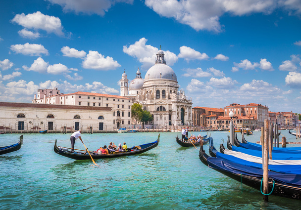 Góndolas en Canal Grande con Basílica de Santa Maria della Salute, Venecia, Italia
 - Foto, imagen