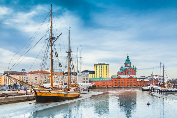 Quartier portuaire d'Helsinki avec cathédrale d'Uspenski en hiver, Finlande
 - Photo, image
