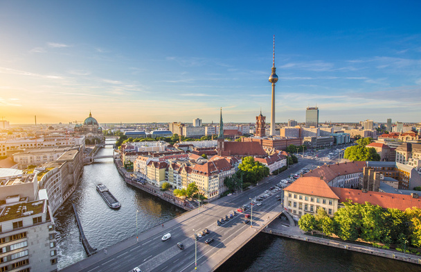 Panorama panorâmico de Berlim com torre de TV e rio Spree ao pôr-do-sol, Alemanha - Foto, Imagem