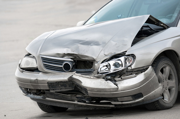 poškozené auto na silnici - Fotografie, Obrázek